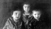 Эта фотография была сделана перед отьездом в Витебск. Циля Сегаль слева. Две ее двоюродные сестры погибли в годы войны.