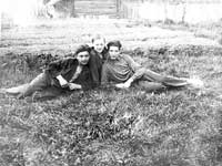 Ученики 8-го класса Черенской болорусской средней школы. Слева направо: Мота Миркин, Ира Зинкевич, Гиля Гутин. Черея. Фото 1939 года.