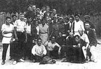 Участники ТРАМа. Михаил Юделевич крайний слева (в белой рубашке). В первом ряду сидит (крайний слева) его брат Ефим. 2 мая 1931 года.