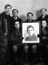 Боевые товарищи Тувьи Бельского с портретом совего командира.