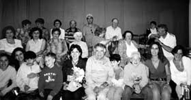 В первом ряду Маша Коэн, ее муж Виктор Коэн, их дети и внуки - в гостях у лидской общины. Лида, 2005 год.