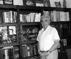 Григорий Канович в своем кабинете в Бат-Яме. Октябрь 2007 года. Фото автора.