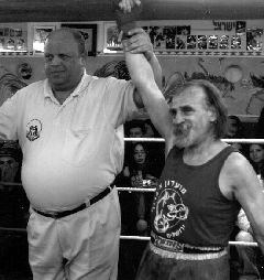 Бой окончен. Судья на ринге Арик Друкман поднимает руку победителя Открытого первенства Иерусалима, старейшего в мире действующего боксера Ефима Гаммера.
