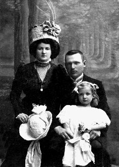 Исай Шмерлинг с женой Розой и дочерью Идой. Витебск, 1911 год.