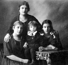 Роза Шмерлинг с детьми Идой, Марком и Бетти. Витебск, 1923 год.