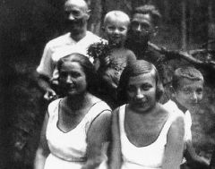 Последняя фотография Розы Шмерлинг-Бельчиковой. Москва-Новогиреево, 1933 год.
