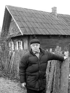Семен Петрович Двоскин у дома деда в деревне Сапежинка. Фото Аркадия Шульмана. 2007г.