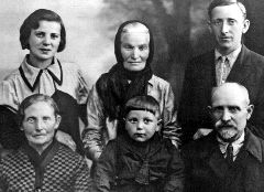 В 1-м ряду слева направо: бабушка Баше-Лея, мать отца, я – 5-летний пацан, и дед Борух Райхельсон. Во 2-м ряду: мама, ее мать – мудрая бабушка Йоха, и отец.