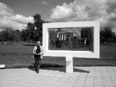 Архитектор Леонид Левин у панно, выполненного по мотивам его детского рисунка. Фото Бориса Роланда