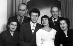 День свадьбы Сильвы Гаммер и Майрума Аронеса. Рига, 1960 год. Слева направо: Рива и Арон Гаммер, Майрум и Сильва, Файвиш и Берта-Белла Аронес.