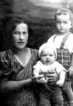 Жена Мера Лучник, дочь Циля (1939 – 1941), сын Леня (1936 – 1941). 1941 год.