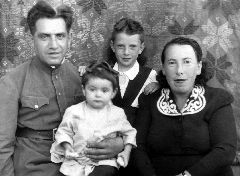 Послевоенная семья: Роман Лучник, дочери Лариса и Алла, жена Мария. 1949 год.