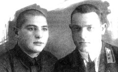Арон Коган (слева), чемпион БССР по тяжелой атлетике, с братом Александром, чемпионом БССР по греко-римской борьбе. 1941 год.