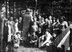 У памятника евреям Браслава, погибшим в годы Холокоста. С этого памятника начинался Мемориал. Фото середины 60-х годов.