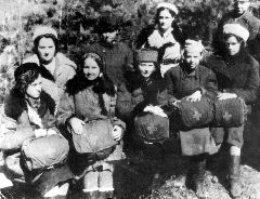 Курсы партизанских медсестер. Евгения Рутман в верхнем ряду слева. Весна 1943 г.