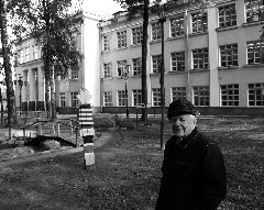 Борис Гинзбург во дворе родной школы, сентябрь, 2008 г.