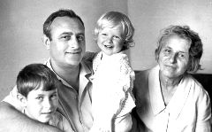 Хася Лазаревна с внуками Борей и Женей (детьми Михаила) и сыном Петей (1975). 