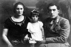 Яков Смушкевич с женой и дочерью.