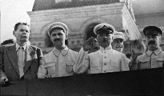 Горький, Каганович, Ворошилов, Сталин на трибуне Мавзолея, 1931 г.