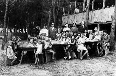 Семен Галин (стоит справа) с детьми из приюта в детском лагере