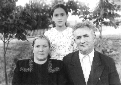 Свердловы – отец, мать и сестра Светлана. 1953 г.