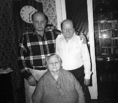 Михаил Наумович с мамой и братом Ефимом. 1997 г.