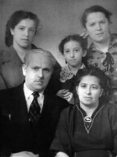 Серебряная свадьба родителей. Нижний ряд – Зэлда и Давид Полеес, верхний ряд – я (в центре), слева – Соня, справа – Майя