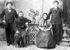 Мордух Димент (слева) и его брат Хаим с родителями. Начало 1900-х гг