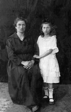 Моя бабушка Этnа Давыдовна Бейлина (по мужу) с моей мамой Геней Соломоновной Бейлиной