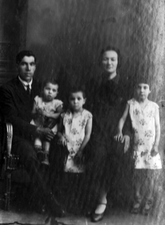 Семья Белы Петровны: девочка постарше сама Бела Петровна – 1927 г.р., вторая девочка – ее сестра Нина, 1929 г.р. и на руках – младшая сестра Соня 1931 г.р., она погибла в гетто. Жлобин, 1933 год.