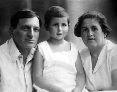 Дедушка Лев Мышковский и бабушка Нехама Гельфанд с дочерью Эрой – моей мамой.  Снимок середины 1930-х годов.