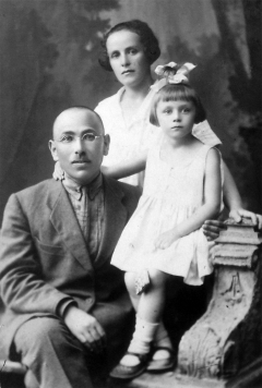 Беньямин Вульфович Цлаф с женой Розой и дочерью Фирой. Рыбинск, 1927 г. Фотография была послана в Палестину дяде И.-З. Вольфсону.