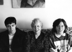 Ася с внуками, 1989 г.