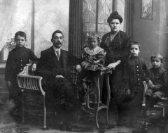 Мать Бельская Хана Абрамовна, отец Бельский Шмаил Шоломович, старшие братья и сестра. Фото сделано до 1917 г.