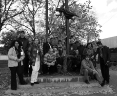 Участники фестиваля у памятника Марку Шагалу.