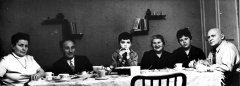 Середина 60-х. Слева направо – Мирра Абрамовна, её муж дядя Боря, я, тётя Соня, моя старшая сестра Галя, Фёдор Львович Виланов (Вейланд), муж тёти Сони.