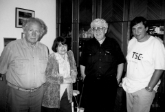 Сол Шульман (третий слева) в гостях у Плоткиных.