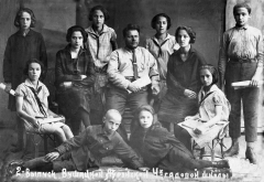 Второй выпуск Ушачской еврейской 4-классной школы. Октябрь, 1929 г. Лейзер Дисман – стриженный наголо мальчик в нижнем ряду.