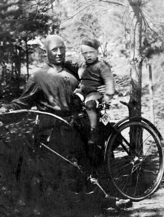 Ратгауз Григорий Ильич, отец Леонида Ракова, с сыном Ильей. Минск. Конец 1930-х гг.