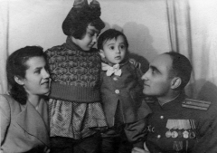 Сара и Леонид Черницкие, их дети Тамара и Вова, Ленинград, 1949 г.