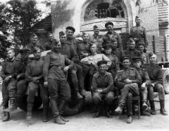Л. Смиловицкий в верхнем ряду в центре (в пилотке). Германия, 1945 г.