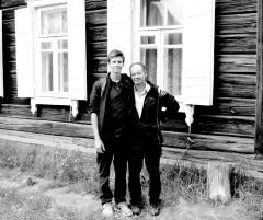 Леонид Смиловицкий с сыном у дома дедушки в Речице.