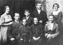 Семья Будовских: Соня (Избинская), Исаак, Борис,  Янкел-Мейше, Сара-Двойра (Каганович), Яша и Белла Кофманы. Хойники, лето  1936 г.