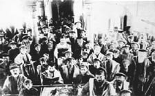 В Смиловичской синагоге. Фото 1920-х гг.