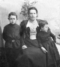 Шолом-Лейб с матерью и сестрой. Фото 1899г.