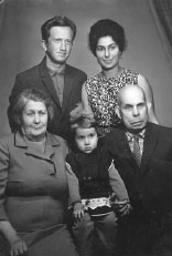 Сидят: Сима, внучка Алла, Исаак. Стоят: Бронислава Зельдина и Леонид Вейсман. Фото 1969г.