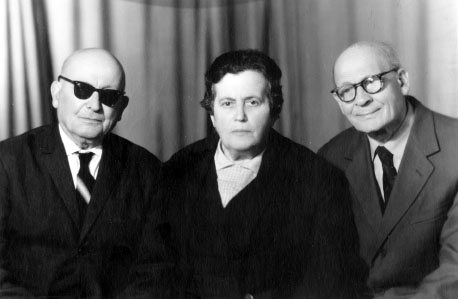 Слева-направо: Давид Левенштейн (брат бабушки), Дора и Мойша Ангиловичи (бабушка и дедушка)