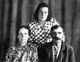Слева-направо: Агата, Нина и Александр Садовские. г. Вилейка. Фото 1954 г.