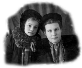 Елена Ивановна Миндалева с дочкой Майей. Фото 1946 года.