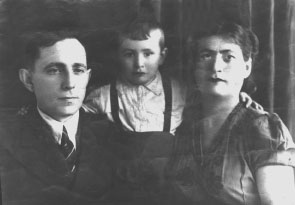 Лев Щербанский с родителями: отцом – Меером Ушеровичем и мамой Песей Гецелевной. Фото 1948 г. Андижан (Узбекистан).